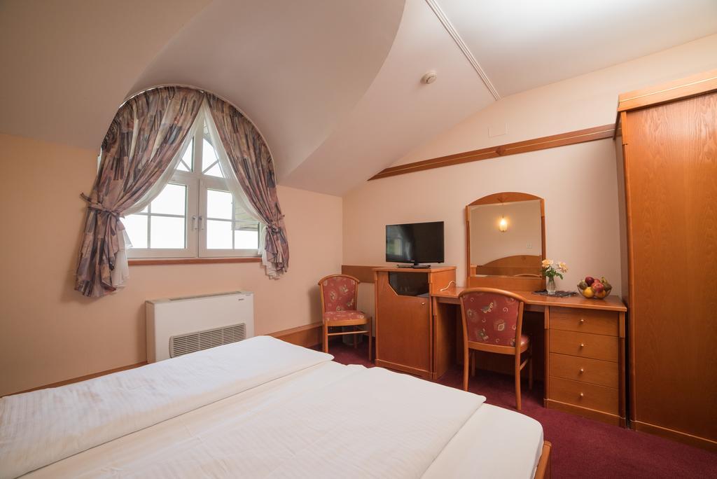 Hotel Lagus Gornji Kneginec ภายนอก รูปภาพ