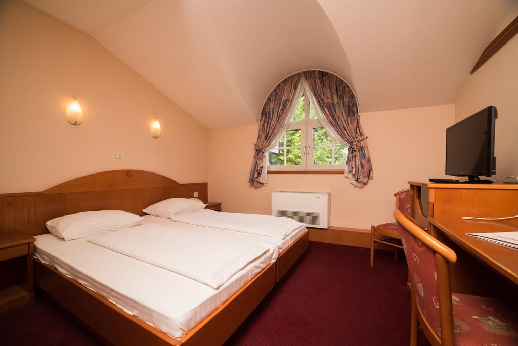 Hotel Lagus Gornji Kneginec ภายนอก รูปภาพ